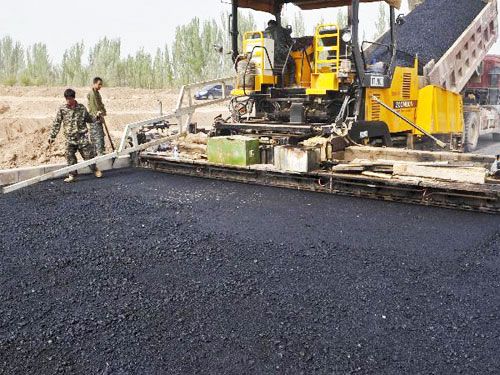新疆喀什道路鋪設(shè)現(xiàn)場